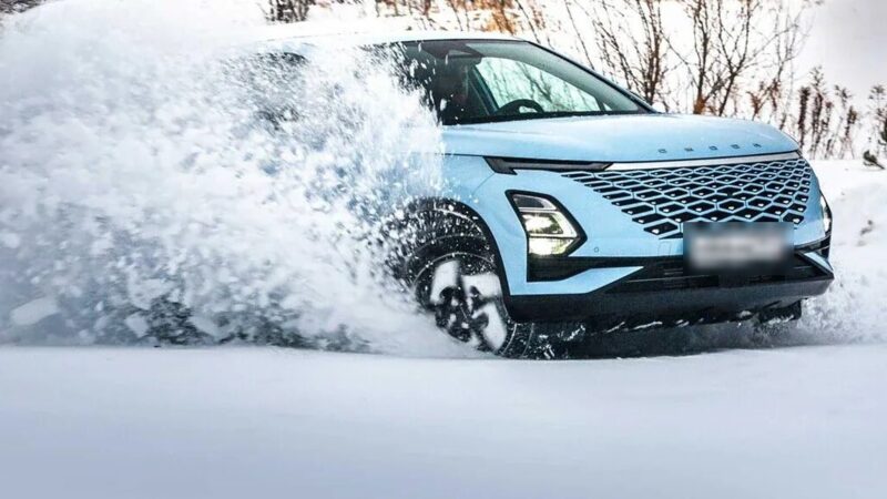 Omoda C5 зимой: застряла там, где другие проехали, и греет салон долго — тест «За рулём» и бортжурнал владельца